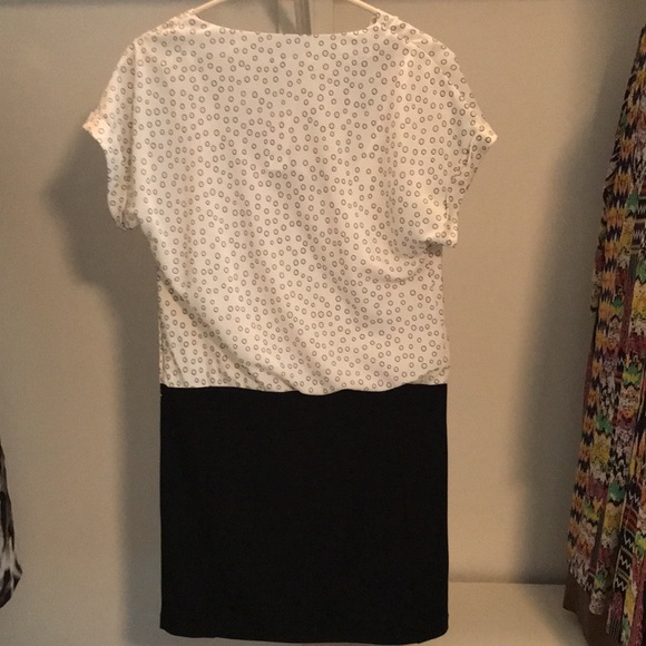 NWT “LOFT” DRESS W/BLOUSY FIT ON TOP. CREAM TOP BLACK BOTTOM SHORT SLEEVES.SZ 2 - Picture 2 of 9